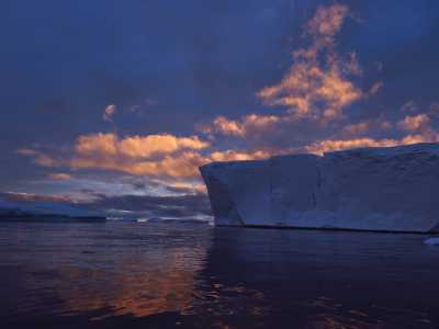 �Non dimenticher� mai tramonti come quello ammirato vicino all'isola Siple - incalza Giuseppe -, luogo chiamato dai marinai "il cimitero degli iceberg": � stato spettacolare vedere la luce arancione del sole basso dietro quegli enormi blocchi di ghiaccio�

